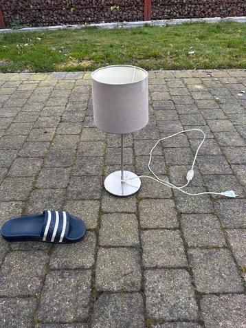 Kleine lamp beschikbaar voor biedingen