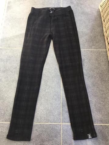 Zwarte geruite smallere broek m152/€3 beschikbaar voor biedingen