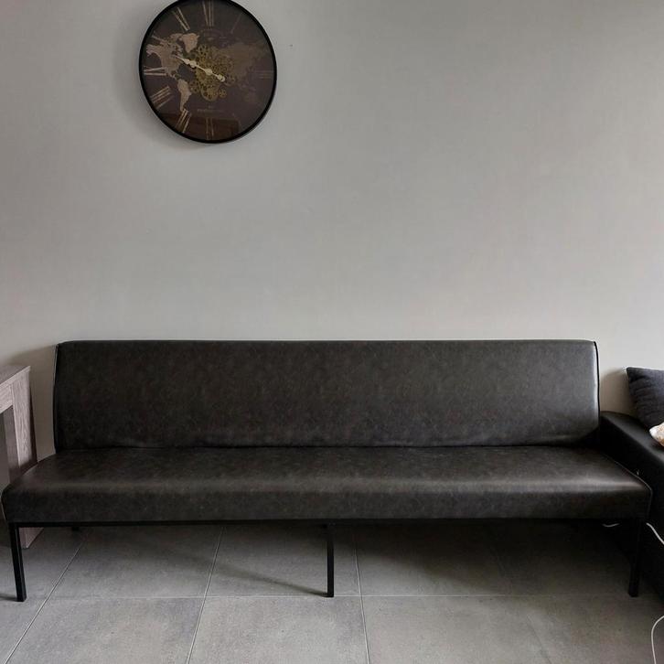 Grand banc en cuir noir - 235 cm - Excellent État, Maison & Meubles, Canapés | Salons, Comme neuf, Cuir, Métal, Enlèvement