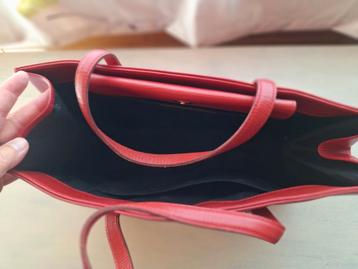 Rode handtas beschikbaar voor biedingen