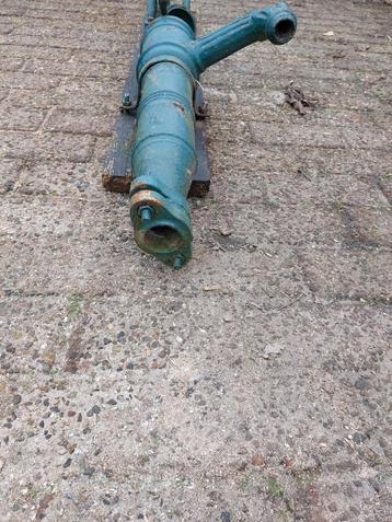 Een zeer oude zwaar Gietijeren  Handwaterpomp op plank beschikbaar voor biedingen