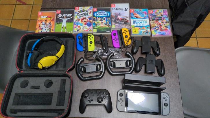 Nintendo Switch, Games en Spelcomputers, Spelcomputers | Nintendo Switch, Gebruikt, Switch 2019 Upgrade, Met 3 controllers of meer