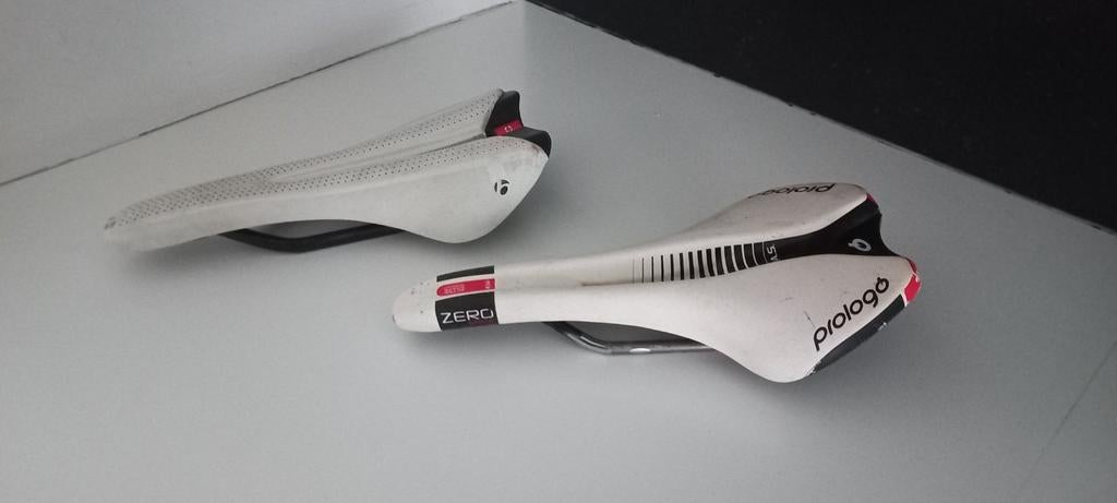 2 koerszadels, Enlèvement