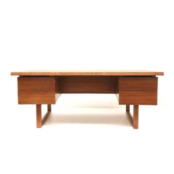 Groot vintage design directie bureau jaren '60 desk beschikbaar voor biedingen