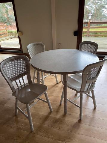 Volle eiken ronde eettafel met 4 bijhorende stoelen beschikbaar voor biedingen