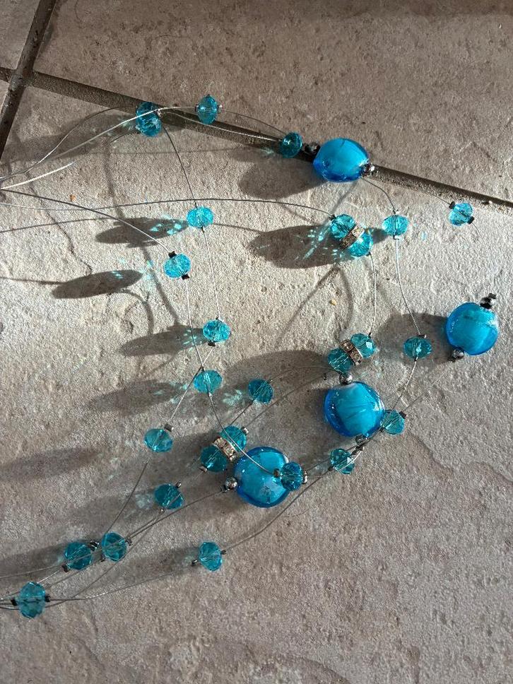 collier ajustable à perles bleues et argenté - peu porté, Handtassen en Accessoires, Kettingen, Gebruikt, Overige materialen, Zilver