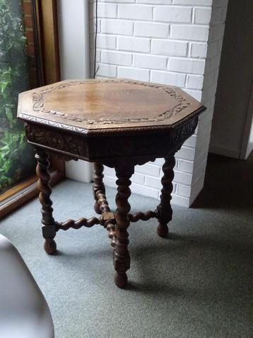 Antieke achthoekige tafel in massief eikenhout uit +- 1890  beschikbaar voor biedingen