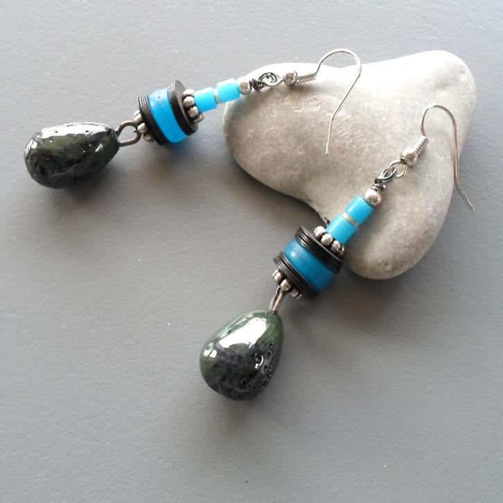 Druppeloorbellen van turkoois en zwart keramiek, Handtassen en Accessoires, Oorbellen, Nieuw, Hangers, Overige materialen, Blauw