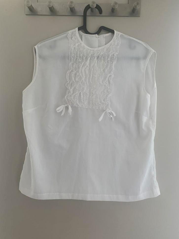 Wit topje met strikjes vooraan, Kleding | Dames, Topjes, Zo goed als nieuw, Maat 36 (S), Wit, Zonder mouw, Ophalen of Verzenden