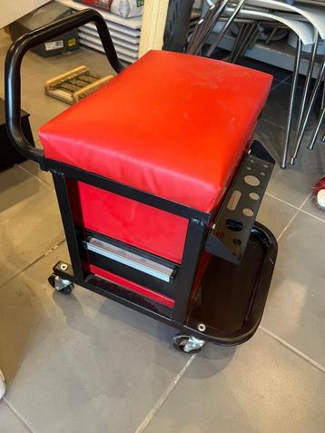 Werkplaats stoel met lades rood/zwart ongebruikt