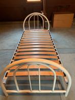 1 persoons bed met wit metalen kop- en voeteinde, Enlèvement, Comme neuf, Blanc