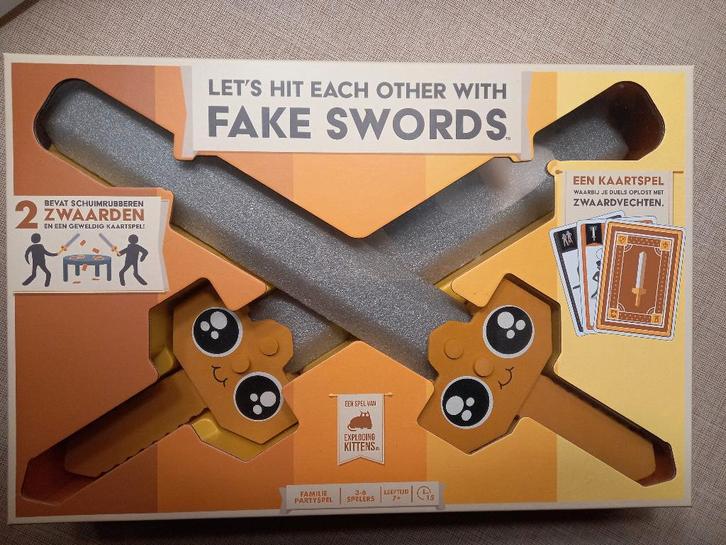 Let's hit each other with fake swords, Hobby en Vrije tijd, Gezelschapsspellen | Overige, Zo goed als nieuw, Een of twee spelers