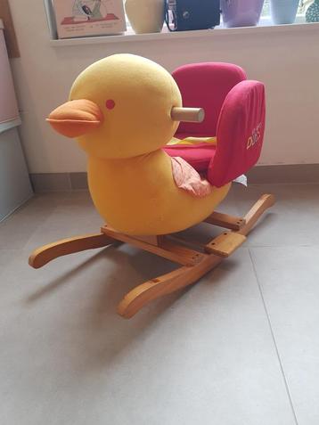 Leuke retro schommeleend beschikbaar voor biedingen