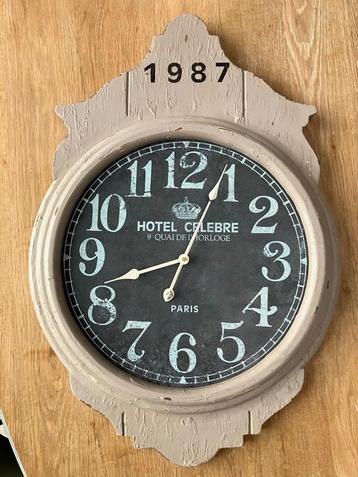 Horloge murale en bois H73xL50cm parfait état beschikbaar voor biedingen