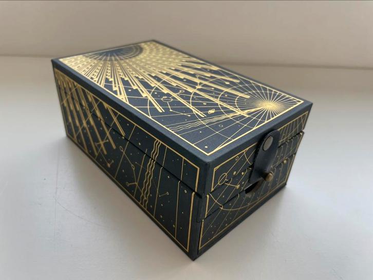 Treasure kist Tomorrowland 2022 - met armband, Verzamelen, Muziek, Artiesten en Beroemdheden, Zo goed als nieuw, Gebruiksvoorwerp