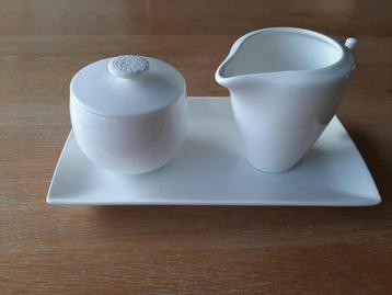 Melkkannetje, suikerpot en dienblad beschikbaar voor biedingen