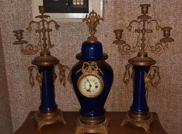 Franse empirische stijl klok en kandelaars beschikbaar voor biedingen