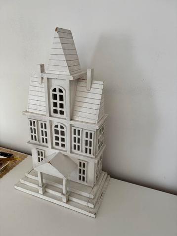 Mooi houten sierhuis met verlichting flamant stijl beschikbaar voor biedingen