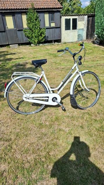 Damesfiets beschikbaar voor biedingen