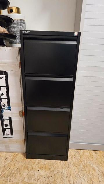 Zwarte stalen ladenkast beschikbaar voor biedingen