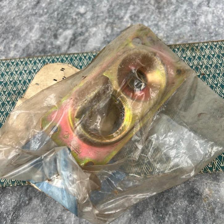 VW Type 3 T181 NOS Motorkapslot 70& yngr 411823509, Auto diversen, Auto-accessoires, Zo goed als nieuw, Verzenden