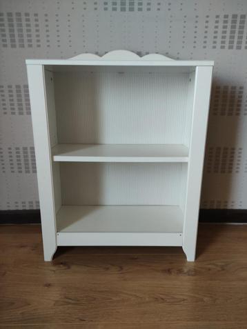 witte houten boekenkast 