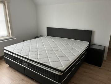Bed sleepworld 200x200 + 2 nachtkastjes beschikbaar voor biedingen