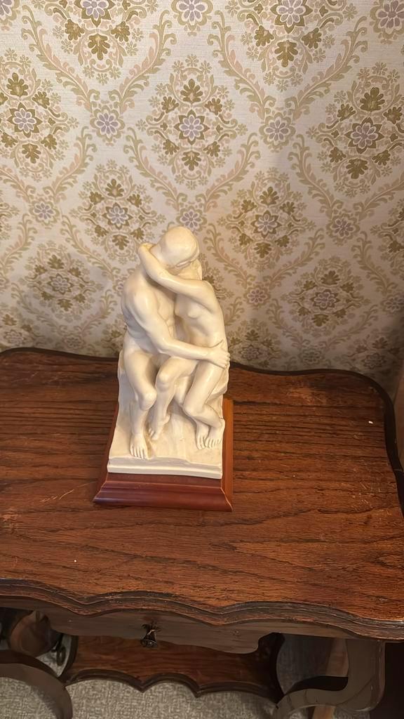 Vintage beeld kussend paar – alabaster / Rodin-stijl, Antiquités & Art, Art | Sculptures & Bois, Enlèvement