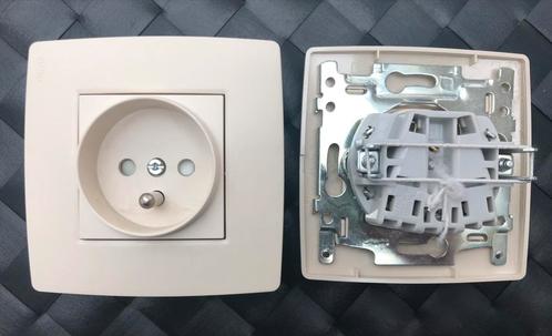 2 Stopcontacten Niko Original Cream 21 mm - Nieuw, Doe-het-zelf en Bouw, Elektriciteit en Kabels, Nieuw, Stopcontact, Ophalen