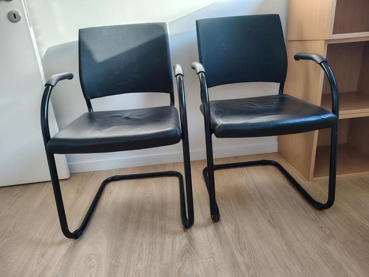Twee zwarte en ook comfortabele stoelen., Huis en Inrichting, Stoelen, Zo goed als nieuw, Twee, Leer, Metaal, Zwart, Ophalen
