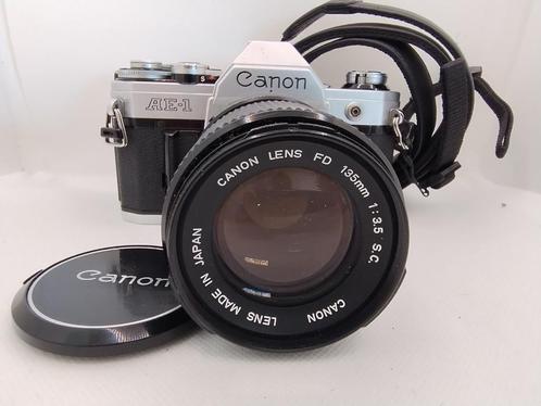 Canon AE-1 Camera met een 135mm Canon Lens FD f/3.5 S.C, Audio, Tv en Foto, Fotocamera's Analoog, Gebruikt, Spiegelreflex, Canon