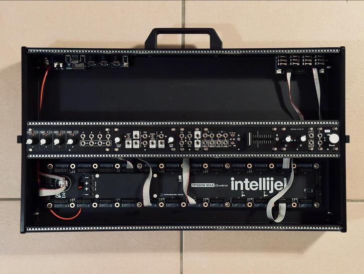 Intellijel 7U 104HP Stealth/Black Case + 1U Row of Modules, Muziek en Instrumenten, Synthesizers, Gebruikt, Overige aantallen
