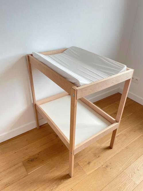 Verzorgingstafel met kussen in perfecte staat!, Kinderen en Baby's, Kinderkamer | Commodes en Kasten, Zo goed als nieuw, Commode
