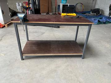 stevige tafel/werkbank met bankschroef beschikbaar voor biedingen