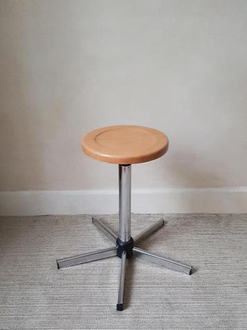 Tabouret étoile vintage en chrome et assise en bois massif disponible aux enchères