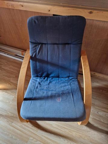 Blauwe zitzetel met houten leuning beschikbaar voor biedingen