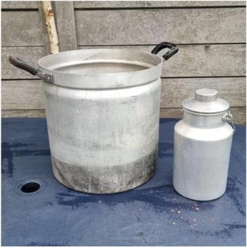 Oude (aluminium?) potten i.p.v. bloempotten beschikbaar voor biedingen