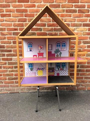 barbie  huis  met 3 barbies en meubeltjes