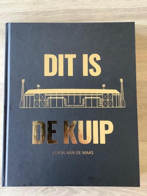 Dit is de Kuip Icoon aan de Maas, Verzamelen, Sportartikelen en Voetbal, Zo goed als nieuw, Boek of Tijdschrift, Ophalen of Verzenden