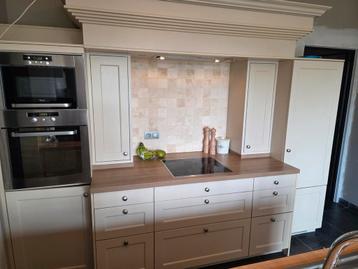 Volledige landelijke keuken met toestellen en kookeiland. beschikbaar voor biedingen