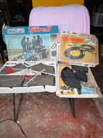 2 racebanen met auto’s in de doos, Verzamelen, Ophalen, Zo goed als nieuw