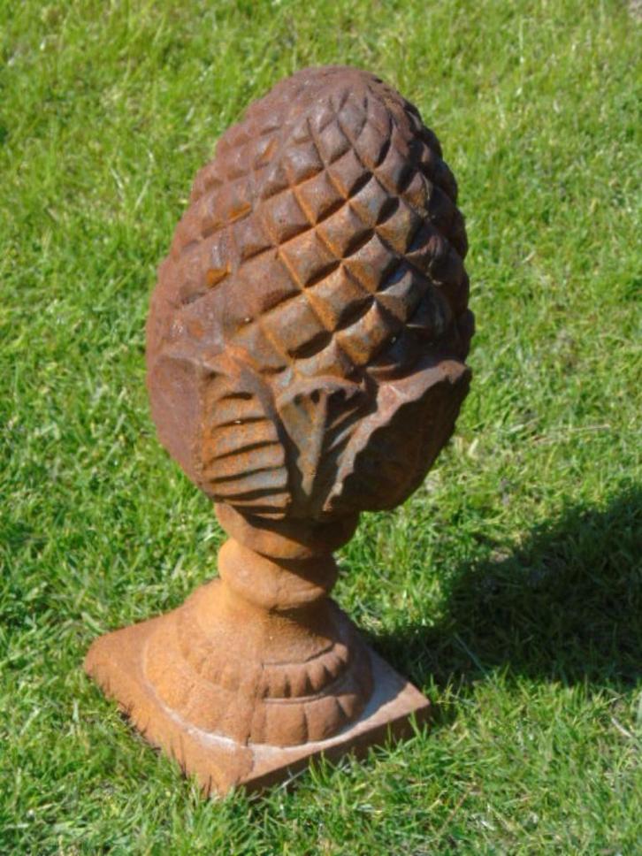 Roestige gietijzeren dennenappel of eikel, Tuin en Terras, Tuinwanddecoratie, Nieuw, Ophalen