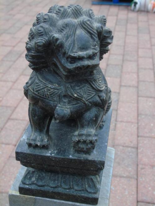 Chinese marmeren leeuw (2) + blauwe stenen voet (2)., Tuin en Terras, Tuinbeelden, Nieuw, Dierenbeeld, Steen, Ophalen