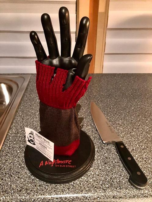 Freddy Krueger display stand glove (Stand only), Collections, Collections Autre, Comme neuf, Enlèvement ou Envoi