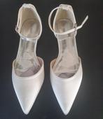 Mooie nieuwe wit/ivoren satijnen schoenen maat 39, Kleding | Dames, Schoenen, Schoenen met lage hakken, JJ's House bruidsschoenen