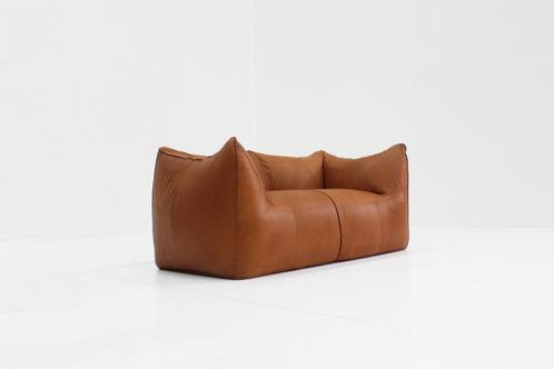 Cognac leren Le Bambole sofa van Mario Bellini B&B Italia, Huis en Inrichting, Zetels | Zetels, Gebruikt, Rechte bank, Tweepersoons