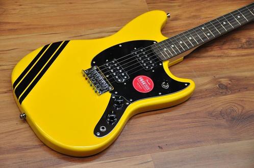 Squier FSR Competition Mustang Graffiti Yellow Black Stripes, Muziek en Instrumenten, Snaarinstrumenten | Gitaren | Elektrisch