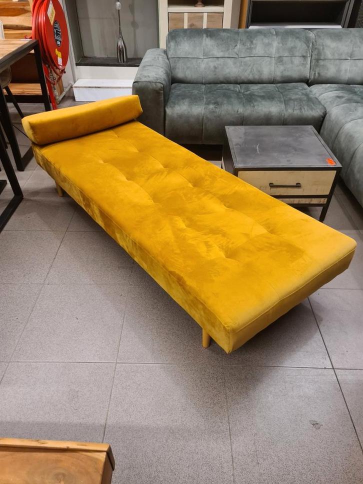 Nouveau canapé chaise longue Adore Velvet ocre jaune 195x80c, Maison & Meubles, Canapés | Sofas & Chaises Longues, Neuf, Une personne