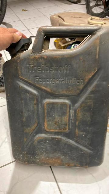 Duitse blauwe jerrycan beschikbaar voor biedingen