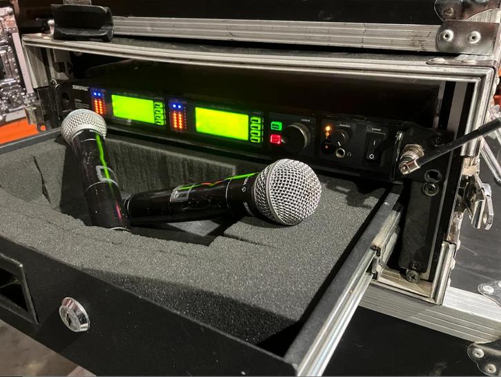 SHURE UR4D dual wireless mic in case, Musique & Instruments, Microphones, Utilisé, Micro chant, Sans fil, Enlèvement ou Envoi